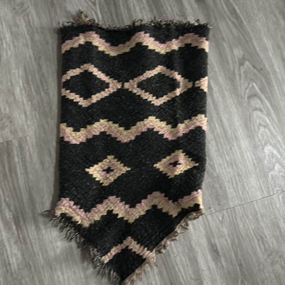 Wilfred Aritzia Merino Wool Triangle Scarf - Picture 2 of 7